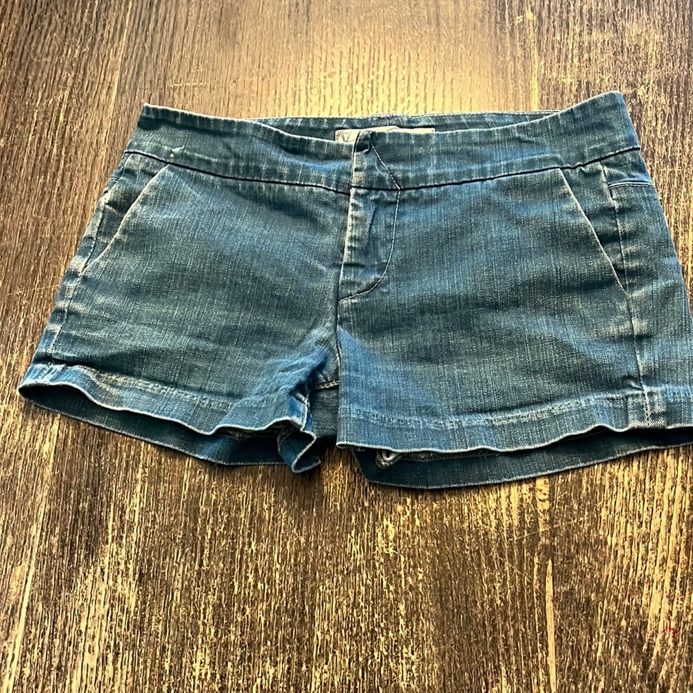 Great condition size: 4 woman’s